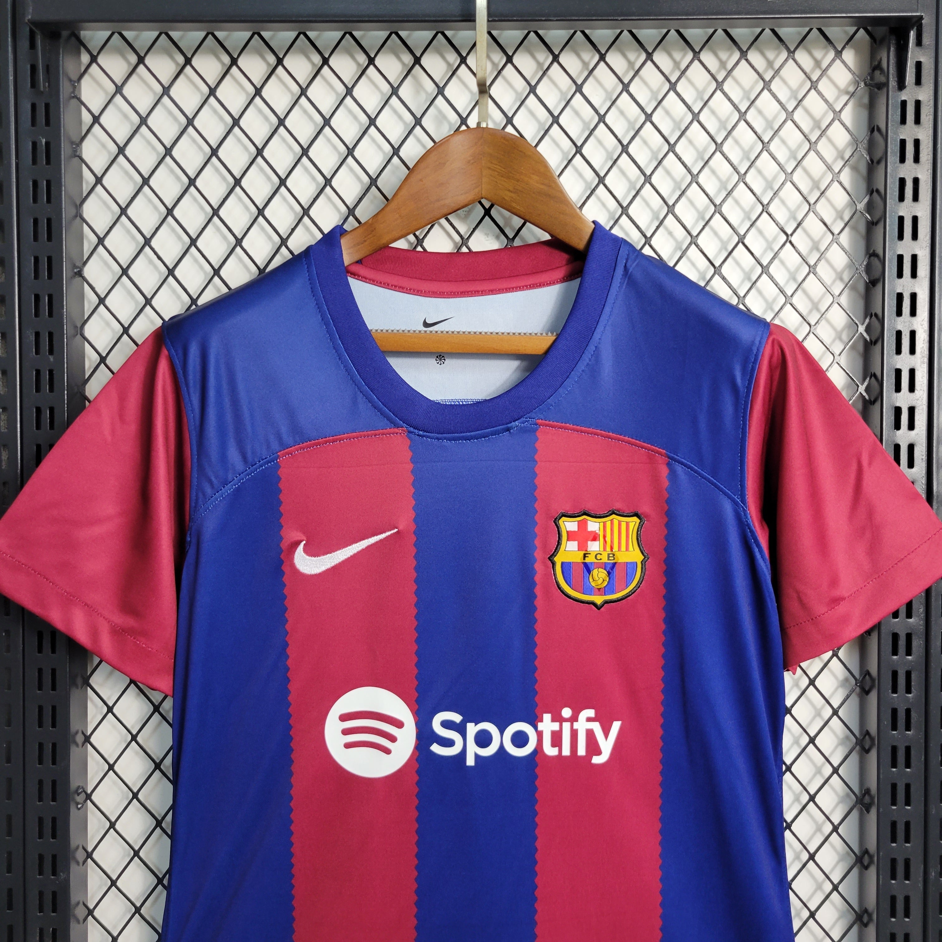 Camisa Feminina Barcelona I 23/24 Nike - Grená